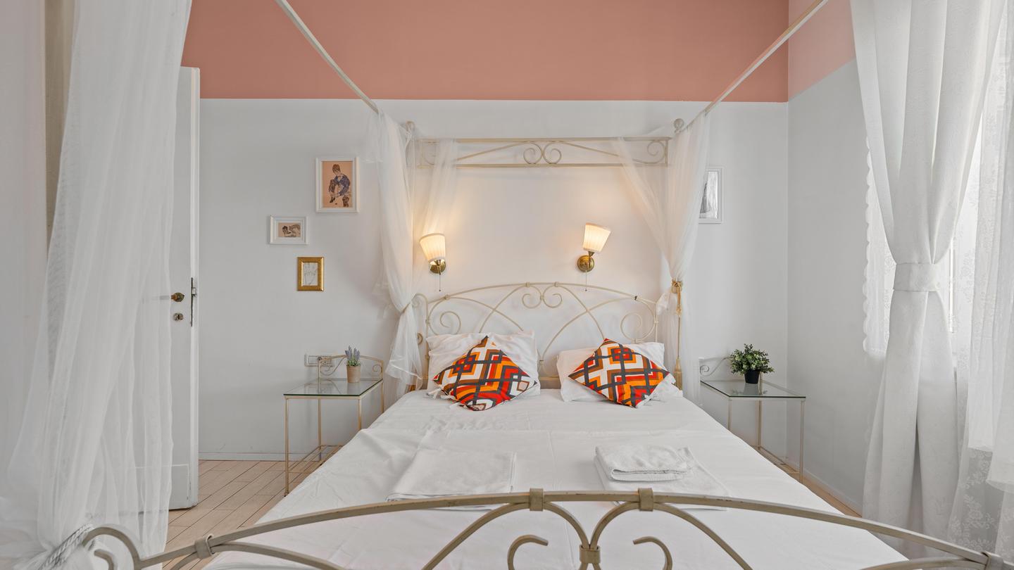 01B - Bright Central Nest – 2BR - Image 1